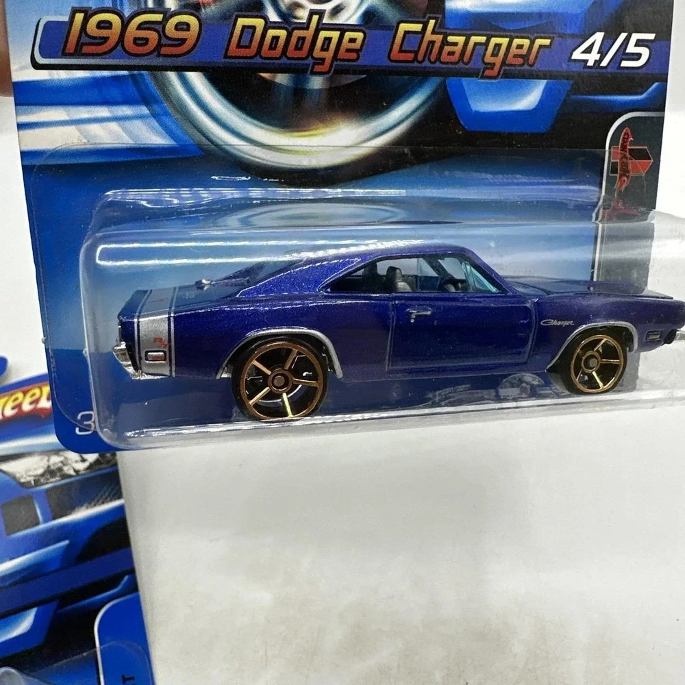 Hot Wheels Collector #176 1968 Dodge Dart 2006 #104 1969‎ Dodge Charger 2005